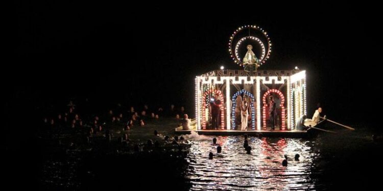 La única procesión fluvial de España está en Madrid y puedes verla este sábado: una tradición con más de 150 años de historia