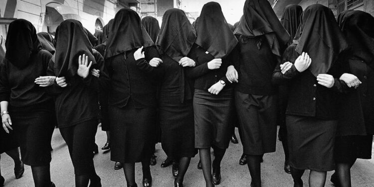 El archivo de Madrid que guarda tus fotografías para que no desaparezcan: ‘Algunas las ceden los propios vecinos’