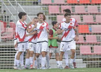El acta que señala al Rayo Vallecano tras el debut liguero del filial: césped que ‘ponía en riesgo de lesión’, sin médico y ‘toallas usadas por los jugadores’