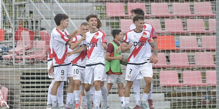 El acta que señala al Rayo Vallecano tras el debut liguero del filial: césped que ‘ponía en riesgo de lesión’, sin médico y ‘toallas usadas por los jugadores’