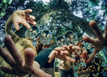 L’Exotighost, la banda que acerca la Polinesia a Madrid a base de estética ‘tiki’ y sonidos ‘exótica’