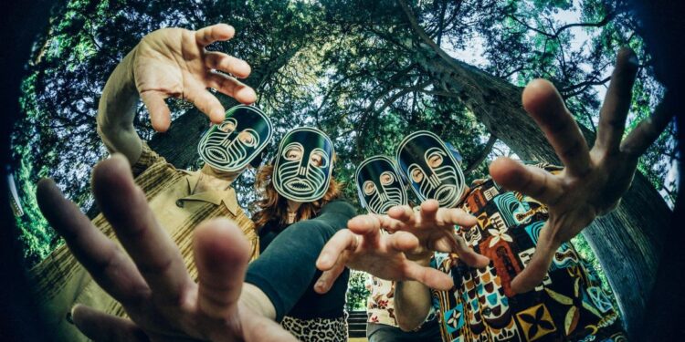 L’Exotighost, la banda que acerca la Polinesia a Madrid a base de estética ‘tiki’ y sonidos ‘exótica’