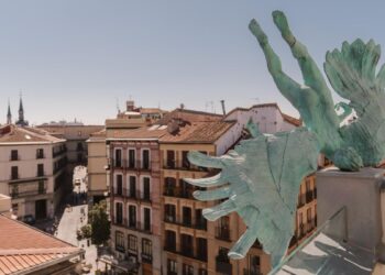 El hombre alado que se estrelló con un edificio al admirar la Plaza Mayor de Madrid: ‘Podría haber sucedido’
