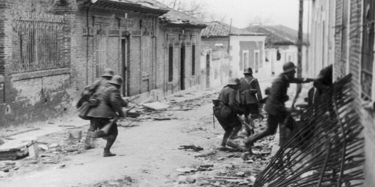 El turbio Palacio de la Sífilis y otros bajos fondos de Madrid en la Guerra Civil: ‘Había prostíbulos para todos los gustos’