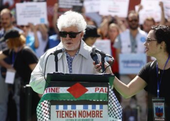 Almodóvar, Loles León, García Montero o Hiba Abouk leen en Madrid los nombres de los 18.500 niños ‘asesinados’ en Gaza