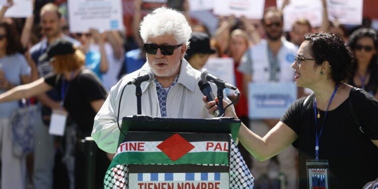 Almodóvar, Loles León, García Montero o Hiba Abouk leen en Madrid los nombres de los 18.500 niños ‘asesinados’ en Gaza