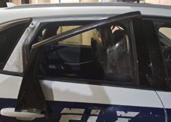 Un turista maltratador agrede a cuatro policías en Alicante y destroza la ventanilla a dos coches patrulla