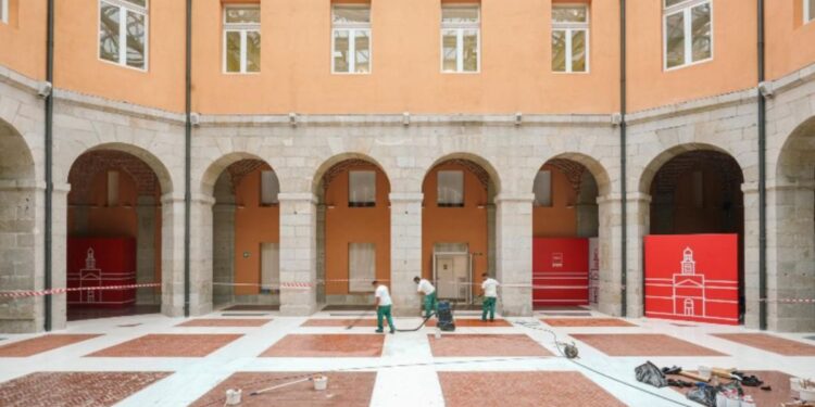 La Real Casa de Correos recupera sus suelos de cerámica y arcos de piedra originales en su 40 aniversario como sede del Gobierno regional