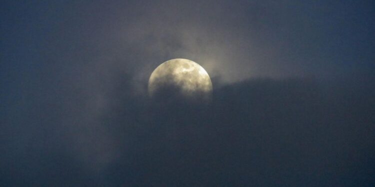 La Luna se está oxidando por culpa del viento que sopla desde la Tierra