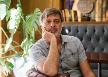 Andrés Barba: ‘La peor decadencia es la que proviene de un germen hermoso y esperanzador y muchos españoles estamos heridos por eso de forma insanable’