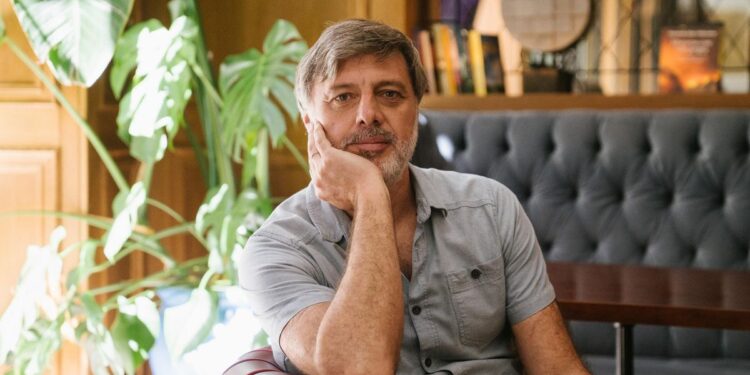 Andrés Barba: ‘La peor decadencia es la que proviene de un germen hermoso y esperanzador y muchos españoles estamos heridos por eso de forma insanable’