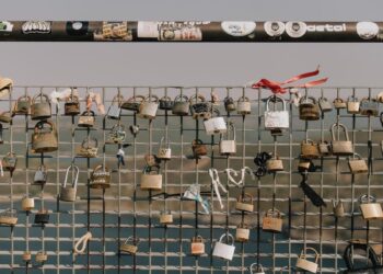 El pueblo de 107 vecinos al que peregrinan parejas para colgar sus candados de amor: ‘No es París, pero viene mucha gente’