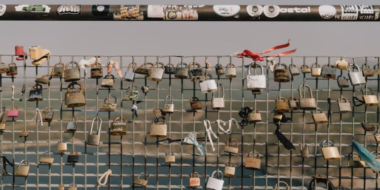 El pueblo de 107 vecinos al que peregrinan parejas para colgar sus candados de amor: ‘No es París, pero viene mucha gente’