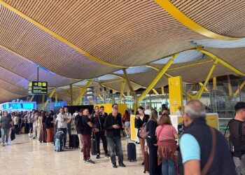 Caras de incredulidad y colas de más de una hora: así fueron las primeras horas de huelga del personal de seguridad en Barajas