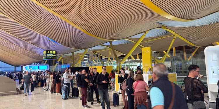 Caras de incredulidad y colas de más de una hora: así fueron las primeras horas de huelga del personal de seguridad en Barajas