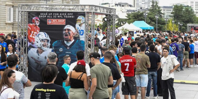 La NFL da comienzo a la temporada a los pies del Palacio Real de Madrid antes de llegar al Bernabéu
