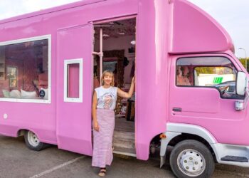 La furgoneta de Barbie que recorre los pueblos de Madrid maquillando a niños y abuelos: ‘Las señoras se vienen arriba con la purpurina’