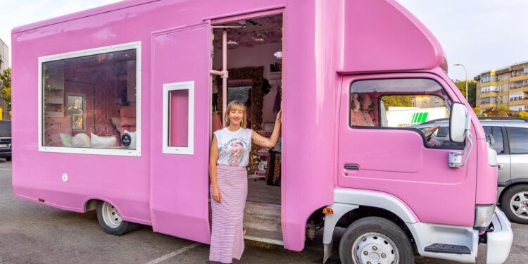 La furgoneta de Barbie que recorre los pueblos de Madrid maquillando a niños y abuelos: ‘Las señoras se vienen arriba con la purpurina’