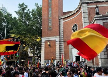 Una jueza imputa a seis personas por el ahorcamiento del muñeco de Sánchez en la protesta de Nochevieja en Ferraz
