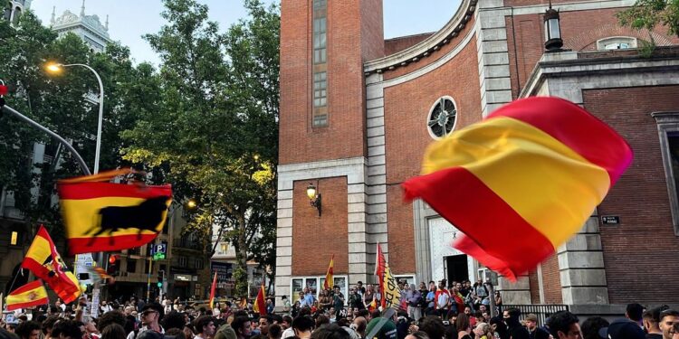 Una jueza imputa a seis personas por el ahorcamiento del muñeco de Sánchez en la protesta de Nochevieja en Ferraz