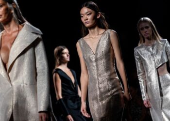 La diseñadora Fely Campo invita a soñar ‘a mujeres reales con los pies en el suelo’