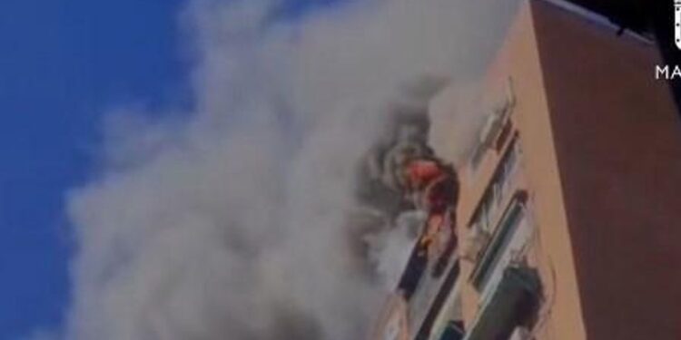 Incendio en vivienda de Moncloa-Aravaca deja una mujer con quemaduras leves