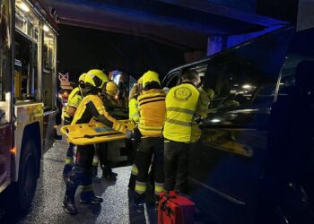 Dos heridos graves tras la colisión de una furgoneta VTC y un camión en la M-40 a la altura de Puente de Vallecas