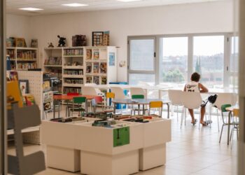El secreto de la pequeña biblioteca en las afueras de Madrid que más libros infantiles presta: ‘La demanda es bestial’