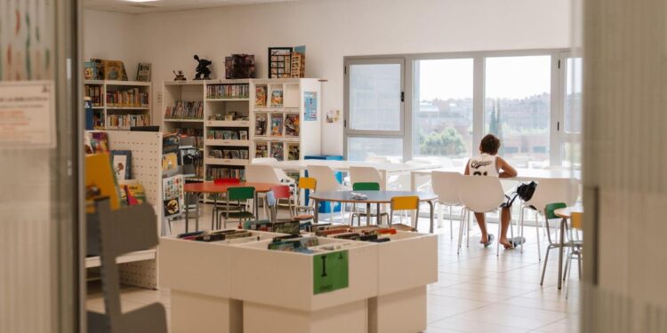 El secreto de la pequeña biblioteca en las afueras de Madrid que más libros infantiles presta: ‘La demanda es bestial’