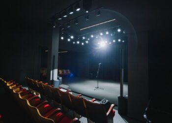 El teatro que Andrea ha levantado en un bingo del Brooklyn madrileño: ‘Las cosas hay que hacerlas sin pensarlas tanto’