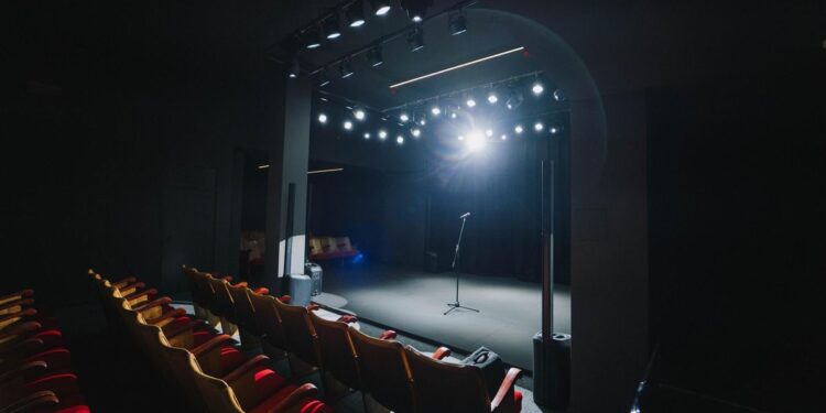 El teatro que Andrea ha levantado en un bingo del Brooklyn madrileño: ‘Las cosas hay que hacerlas sin pensarlas tanto’