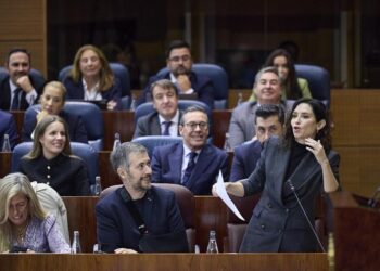 Ayuso tacha de “cateto” el discurso de Vox por mezclar salud mental, vivienda e inmigración