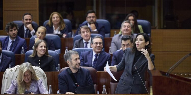 Ayuso tacha de “cateto” el discurso de Vox por mezclar salud mental, vivienda e inmigración
