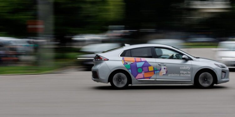 Avalancha de conductores VTC en Madrid: más de 2.500 permisos y un 80% de aprobados