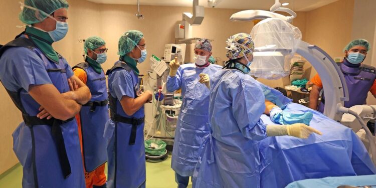 Las listas de espera quirúrgicas mejoran en la Comunidad de Madrid: más cirugías y menos días de demora