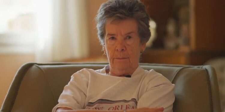 El desahucio de Maricarmen tras siete décadas en la misma casa moviliza a los vecinos de Sainz de Baranda: ‘Me niego a irme, voy a luchar’