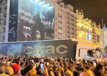 Un Ayuntamiento enfadado y una estrella que calla (por ahora): ¿fue realmente peligrosa la aparición de Rosalía en Callao?