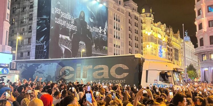 Un Ayuntamiento enfadado y una estrella que calla (por ahora): ¿fue realmente peligrosa la aparición de Rosalía en Callao?