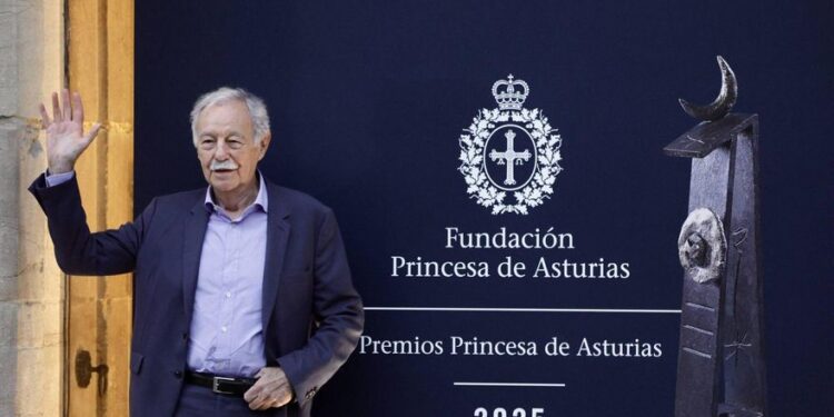 VÍDEO: Así fue la llegada de Eduardo Mendoza, Premio Princesa de Asturias de las Letras 2025: ‘Estoy en casa’