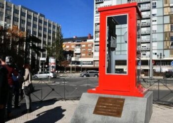 Madrid rinde homenaje a Antonio Mercero con un ciclo de cine y una réplica de ‘La cabina’ en Chamberí