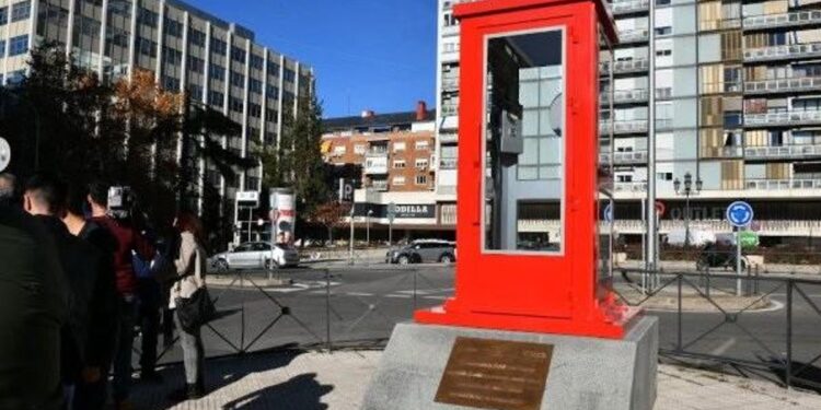 Madrid rinde homenaje a Antonio Mercero con un ciclo de cine y una réplica de ‘La cabina’ en Chamberí