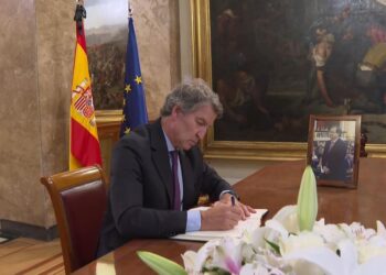 Vídeo | Alberto Núñez Feijóo firma en el libro de condolencias por la muerte de Vara instalado en el Senado