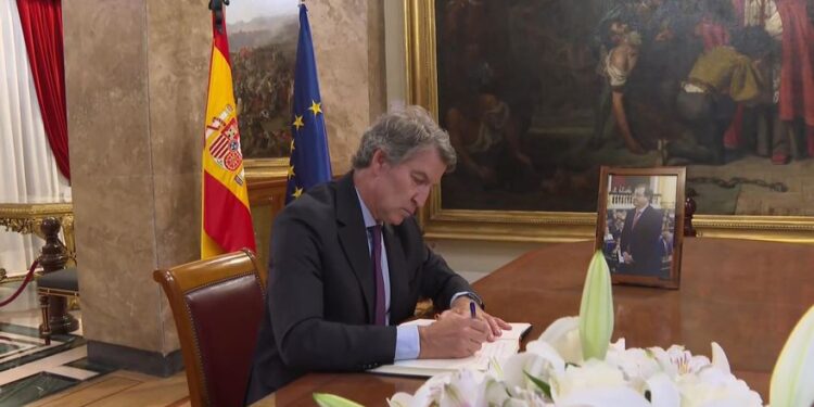 Vídeo | Alberto Núñez Feijóo firma en el libro de condolencias por la muerte de Vara instalado en el Senado