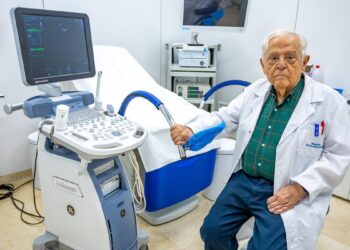 El ginecólogo de 86 años que ha ayudado a parir a toda su familia: ‘Ya no puedo estar mucho rato de pie, saco al niño y me voy’