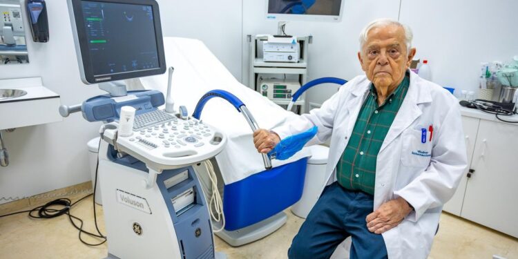 El ginecólogo de 86 años que ha ayudado a parir a toda su familia: ‘Ya no puedo estar mucho rato de pie, saco al niño y me voy’