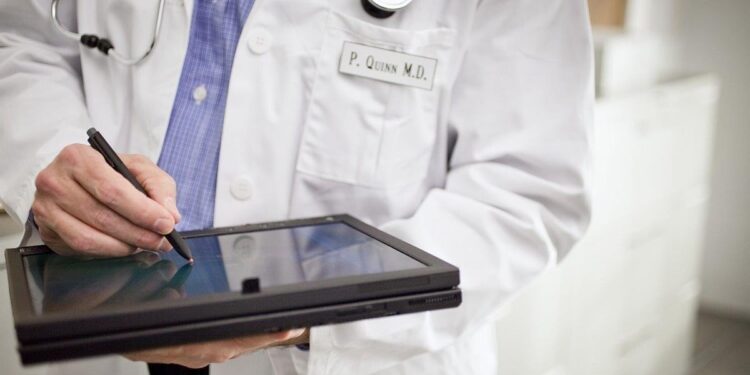 La satisfacción con la sanidad madrileña alcanza su nivel más alto en cuatro años, según un estudio de Ipsos