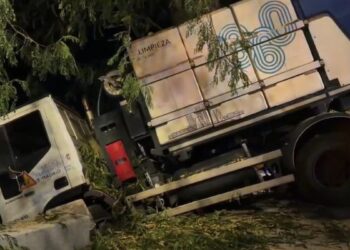 Los bomberos rescatan un camión de limpieza de nueve toneladas después de tres horas de ‘complejo rescate’