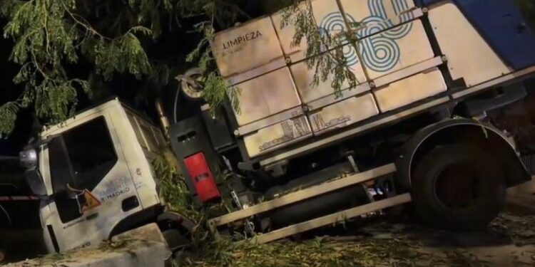 Los bomberos rescatan un camión de limpieza de nueve toneladas después de tres horas de ‘complejo rescate’