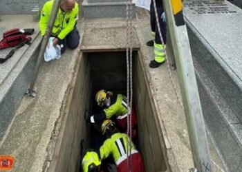 Rescatan a una mujer tras caer en el interior de una tumba en el cementerio de Navahermosa (Toledo)