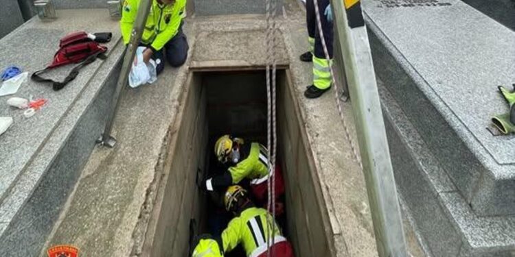 Rescatan a una mujer tras caer en el interior de una tumba en el cementerio de Navahermosa (Toledo)